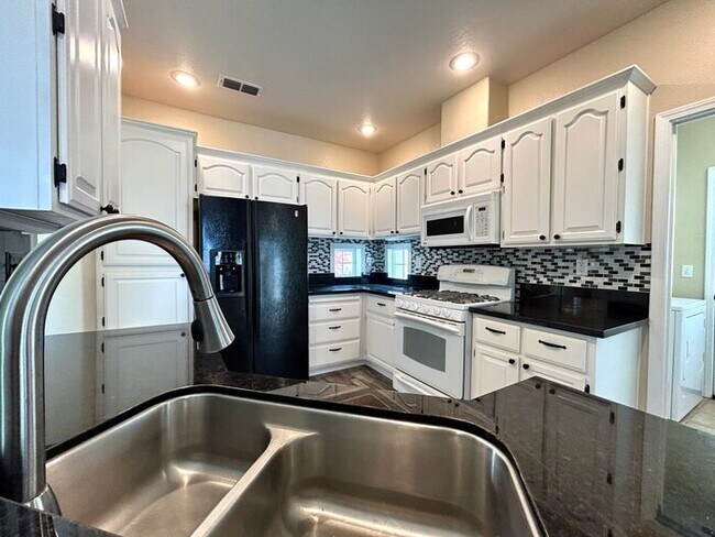 Building Photo - Gated Community! Beautiful 3bd/2.5bth in Folsom