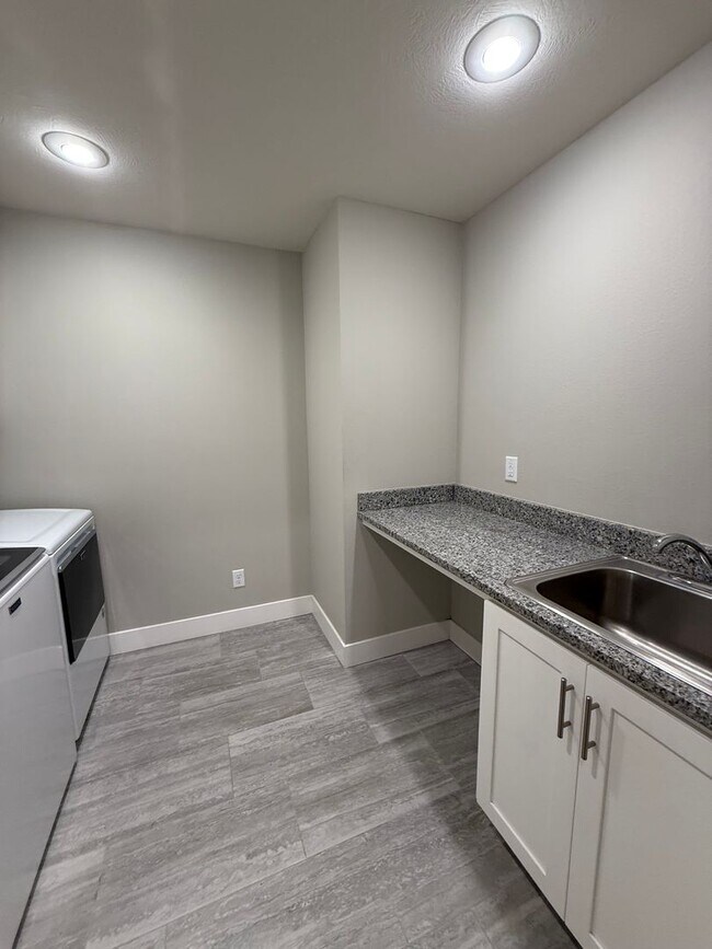 Building Photo - ****MOVE-IN SPECIAL**** Gorgeous 4Bedroom ...