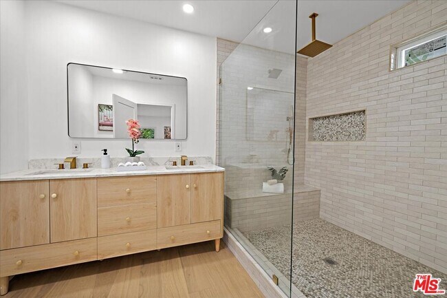 Building Photo - 5815 Saloma Ave