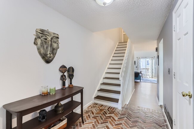 Building Photo - Beautiful Townhouse Available Early March