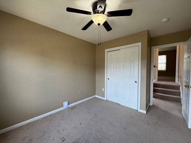 Building Photo - Beautiful And Spacious 3 Bed 3 Bath End Un...