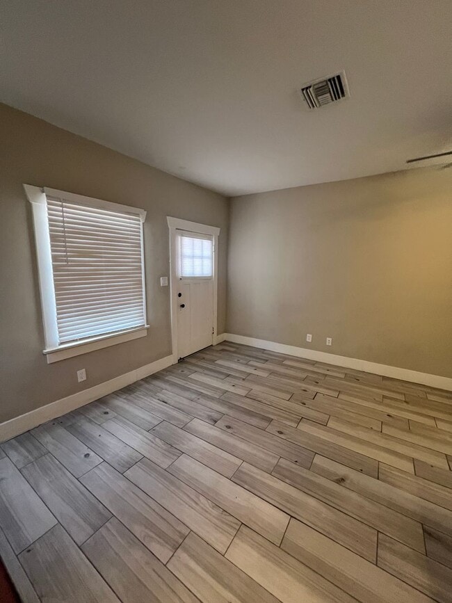 Building Photo - Fully Remodeled 1 Bedroom Duplex Apartment in Historical U of A Neighborhood