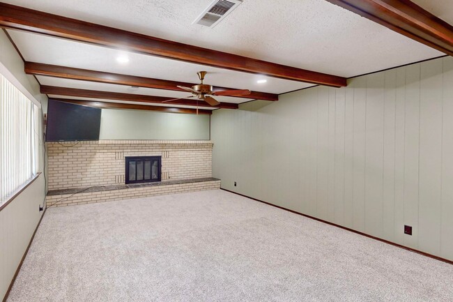 Building Photo - NE Brick Ranch 3/Bd 2/Ba 2 Cg 1782/sf