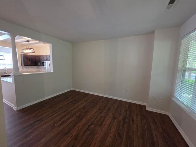 Building Photo - 2 Bedroom/2.5 Bathroom Townhome in First W...