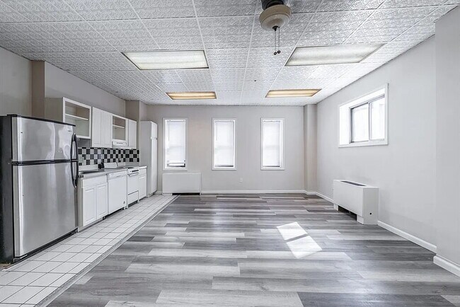 Building Photo - "Chic Urban Living: Spacious 1-Bedroom Oas...