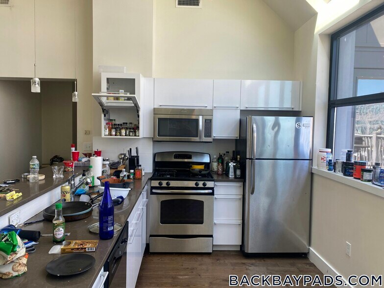 Building Photo - 1126 Boylston St