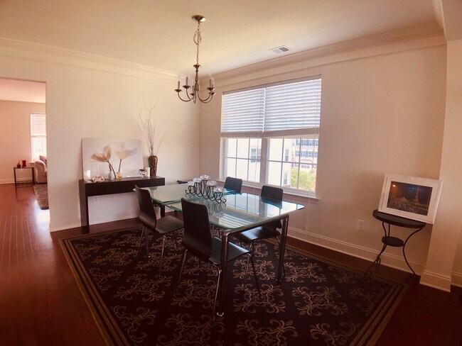 Building Photo - Beautiful and large 3 BR 2.5 BA townhouse/condo