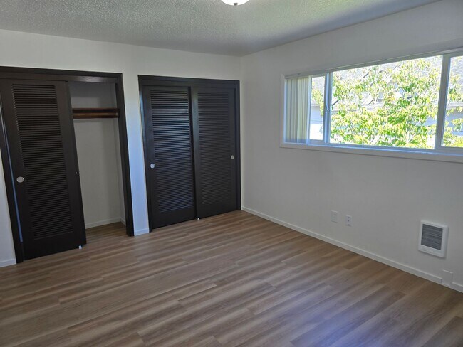Building Photo - *!*!* Rent Ready Upstairs Pet Friendly 3 B...