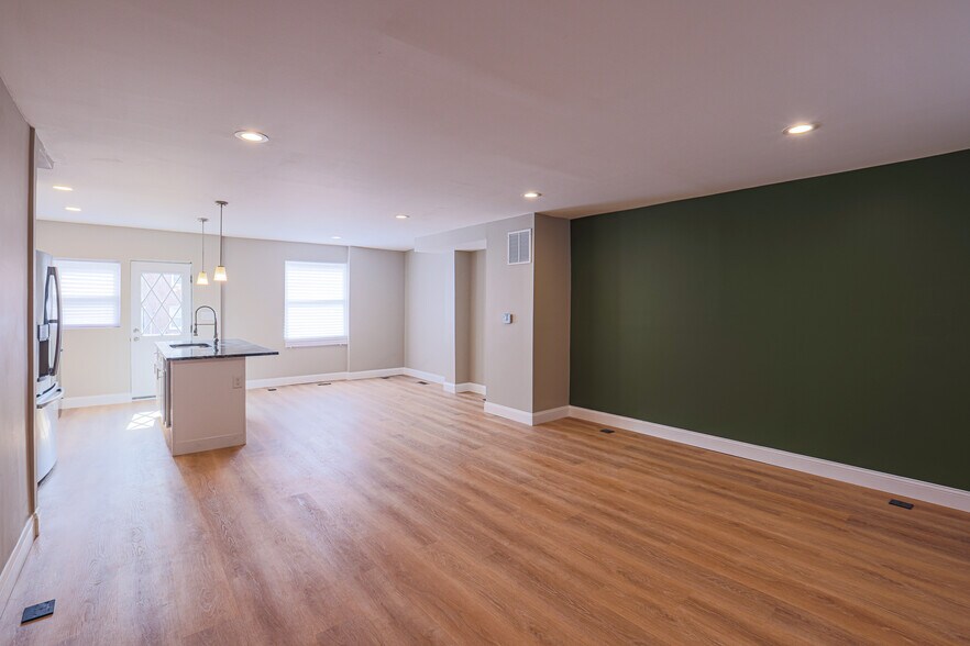 Open concept kitchen and living room - 3825 Rexmere Rd
