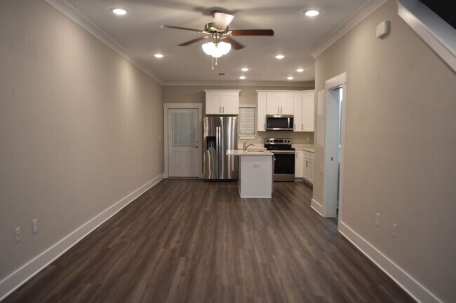 Building Photo - Available June 1 Three Bedroom Townhouse a...