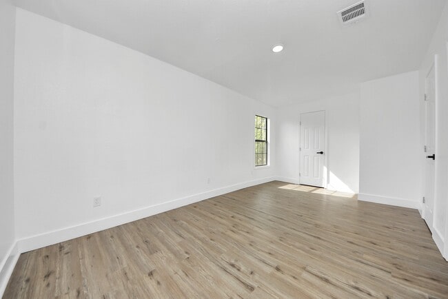 Building Photo - 1203 W 6th St