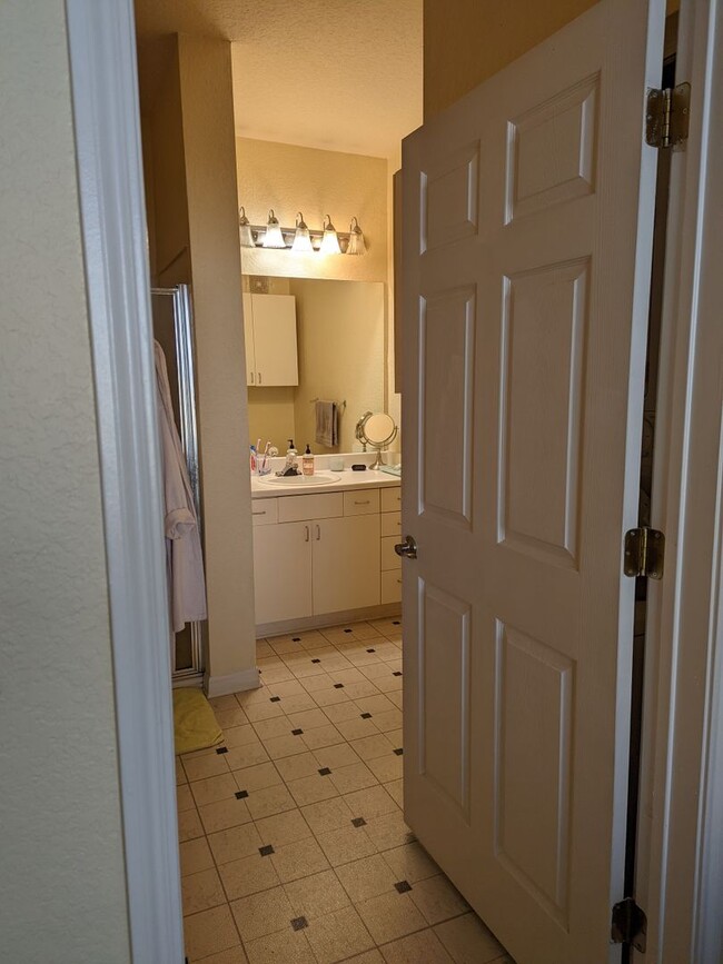 Building Photo - Available Now! 1 bedroom, 1 bath Condo in ...