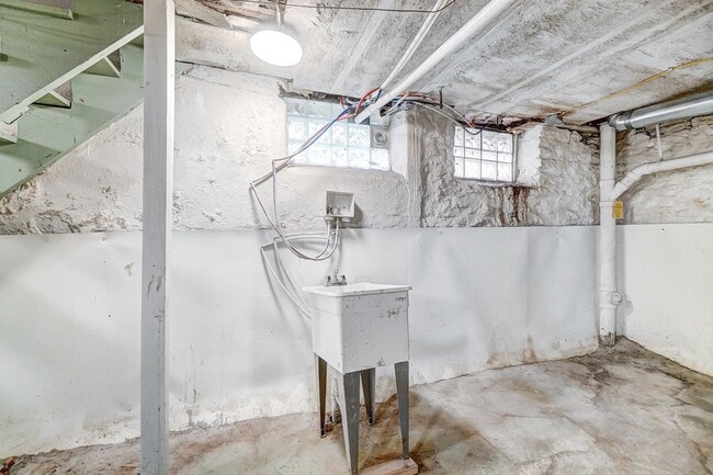 Building Photo - Three Bedroom in Cincinnati! LEASING SPECIAL, Second Month Free if lease signed by 07/31, not mov...