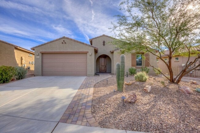 Building Photo - Very Special Oro Valley Home with Pool and Mountain Views!