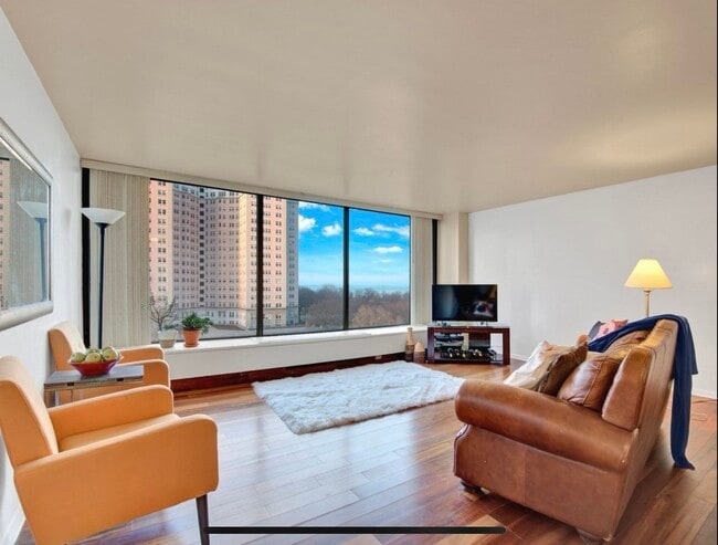 Primary Photo - 5455 N Sheridan Rd