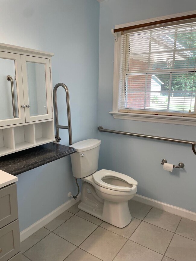 Building Photo - Beautiful 2 Bed, 2 Bath home located in Seagrove. (Handicap accessible)