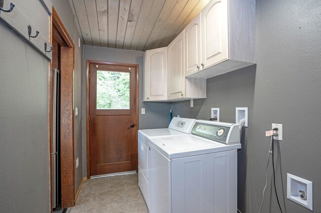 Building Photo - 3-Bed Waterfront Home in Vaughn