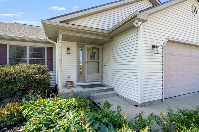 Building Photo - Four bedroom, 3 Bathroom with Bonus Room a...