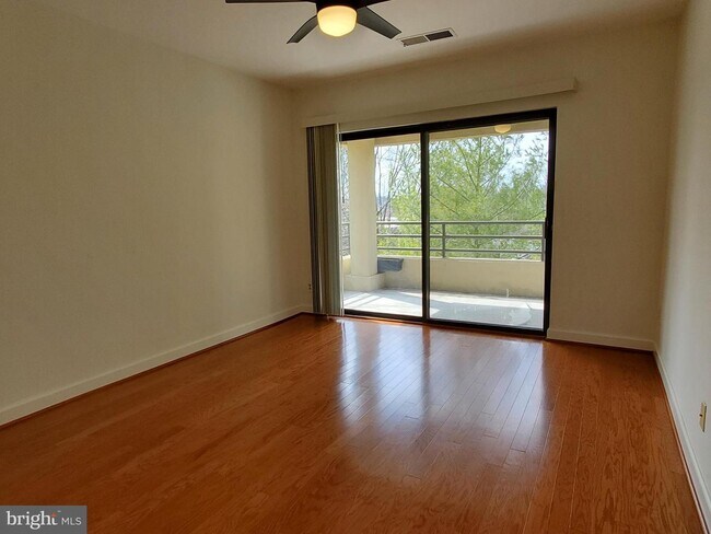 Building Photo - 6050 California Cir