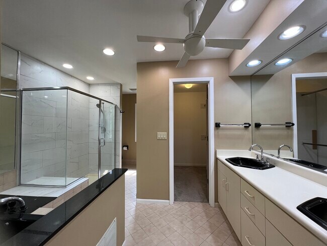 Building Photo - 1303 Hidden Lake Dr