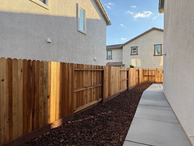 Building Photo - 4 Bed 2.5 Ba 2 Story 2 Car