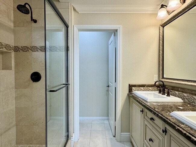 Building Photo - $3995.00 / 1600 sq.ft - 3 bdrm/2.5 bth Van...