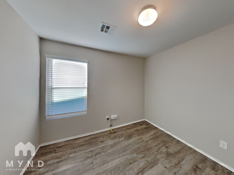 Building Photo - 726 W Lola Dr