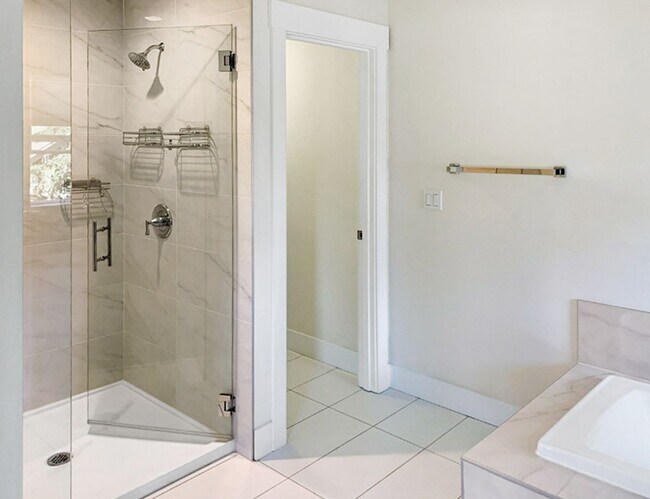Building Photo - 4Bd/2.5Ba Renton Home