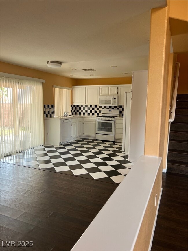 Building Photo - 212 Silver Castle St