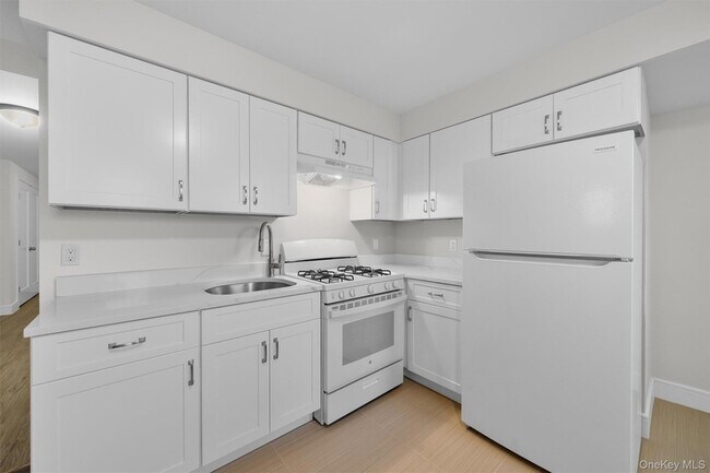 Building Photo - 135 Beekman Ave