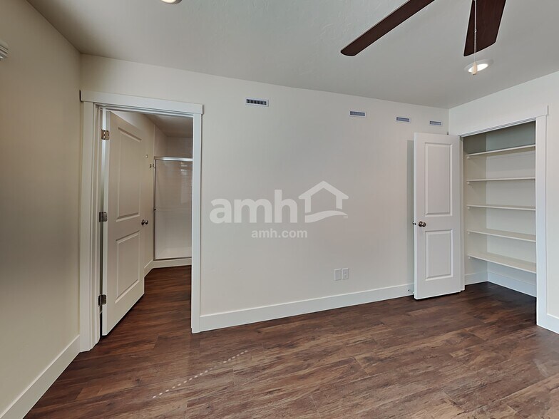 Building Photo - 1317 N Barkvine Ave