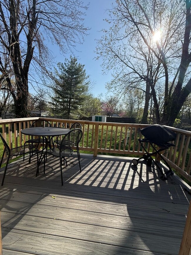 Building Photo - 2 BDRM, 10 MONTH LEASE AVAIL AUGUST-MAY (2...