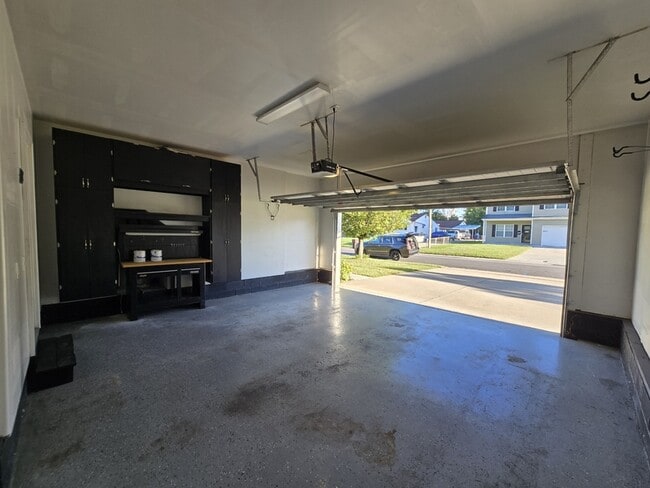 Building Photo - 625 River Creek Rd
