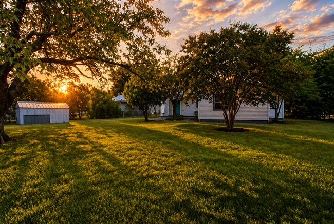 Building Photo - AVAILABLE BEGINNING OF JUNE ; APPLY ON OUR WEBSITE TODAY!!!