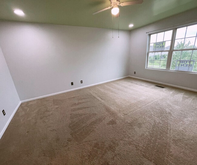 Building Photo - 1157 Goldfinch Ave