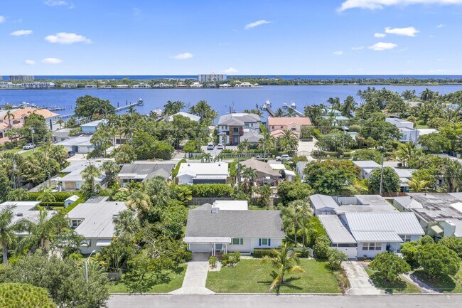 Building Photo - 1714 N Palmway