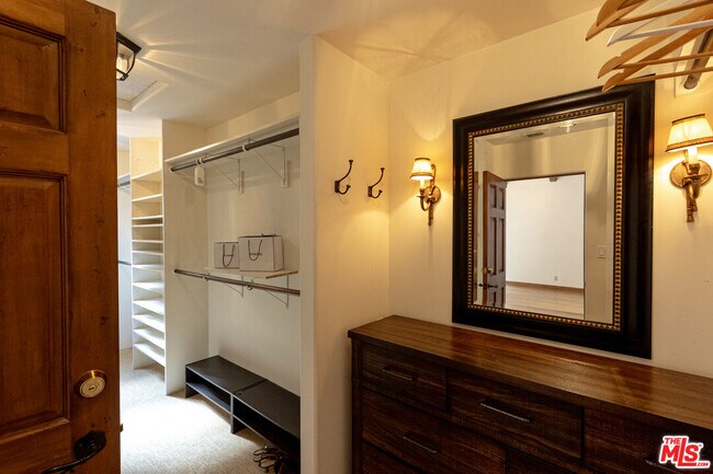 Building Photo - 1407 N Beverly Dr