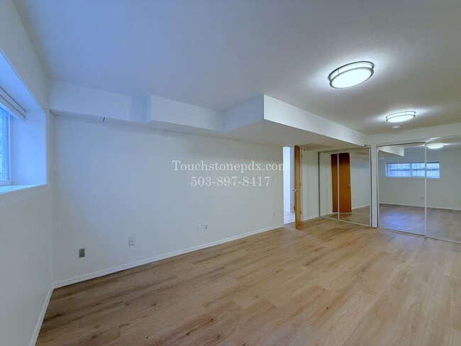Building Photo - 980 NW Wallula Ave