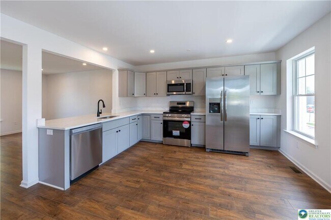 Building Photo - 560 Long St