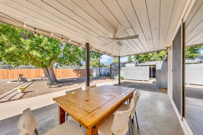 Building Photo - 6836 S Land Park Dr