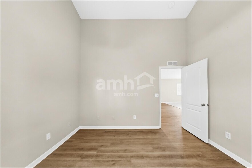 Building Photo - 24540 Laurel Ridge Dr