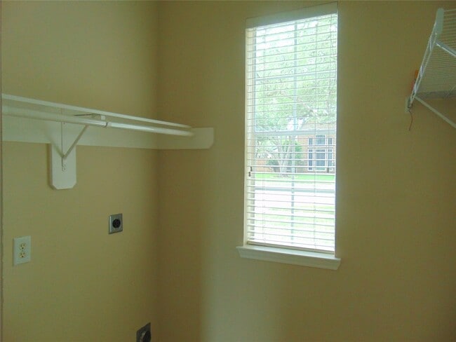 Building Photo - 1739 Lakewinds Dr