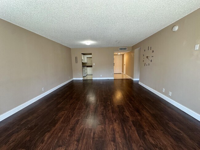 Building Photo - 4158 Inverrary Dr