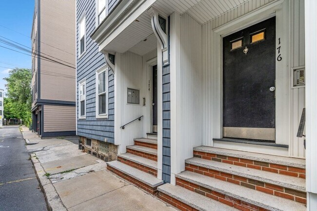 Building Photo - 176 Bowen St