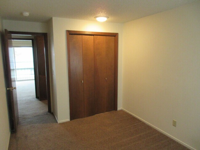 Building Photo - Two Bedroom Apartment Close to Downtown