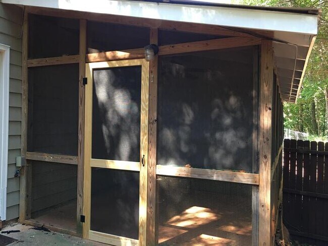 Building Photo - 557 Rustwood Dr