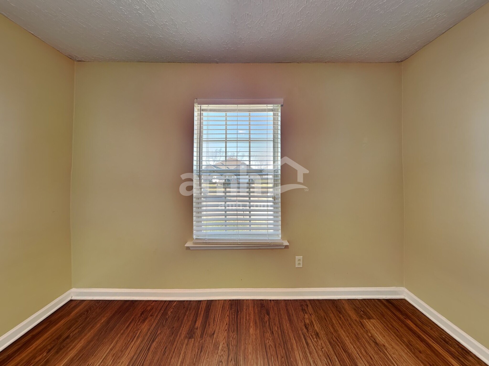 Building Photo - 280 Iris Dr