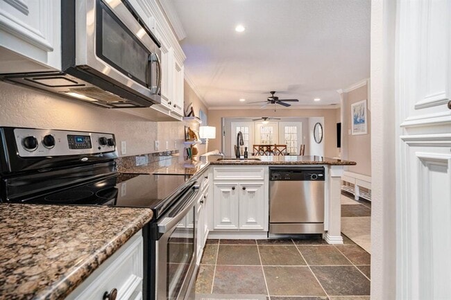 Building Photo - 2330 Lakewood Yacht Club Dr