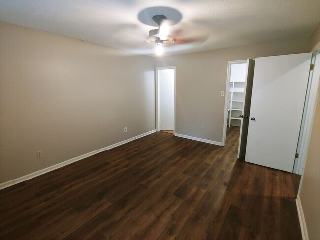 Building Photo - 8 Hickory Ln