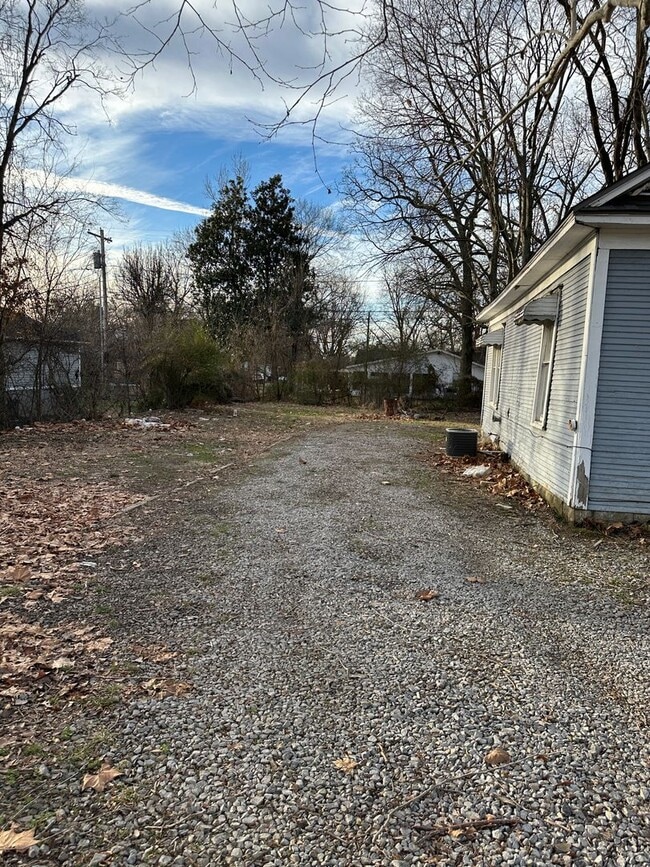 Building Photo - $1000 move-in special